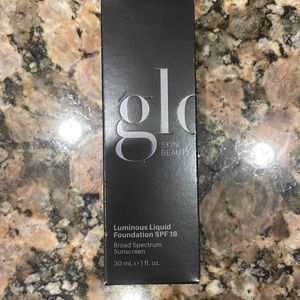 Glo Skin Beauty Luminous Liquid Foundation Naturelle
